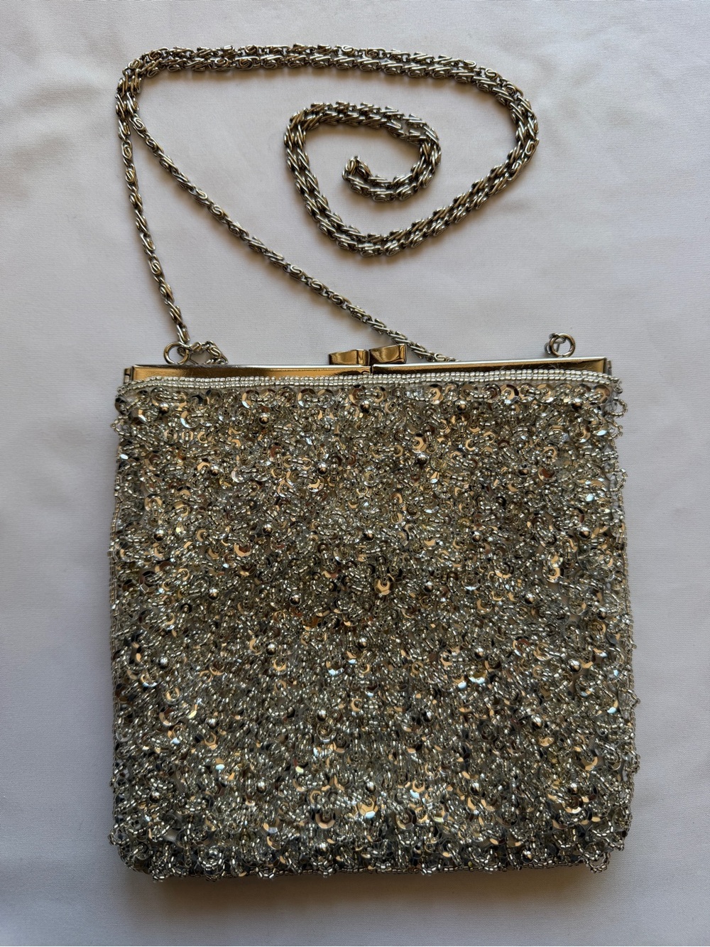 Caché Silver Beaded Sequin Evening Bag Kiss-Lock Frame Chain Strap Satin Lining - Picture 1 of 4
